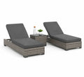Set 2 Lettini da Sole in Rattan con Cuscini Grigi e Tavolino