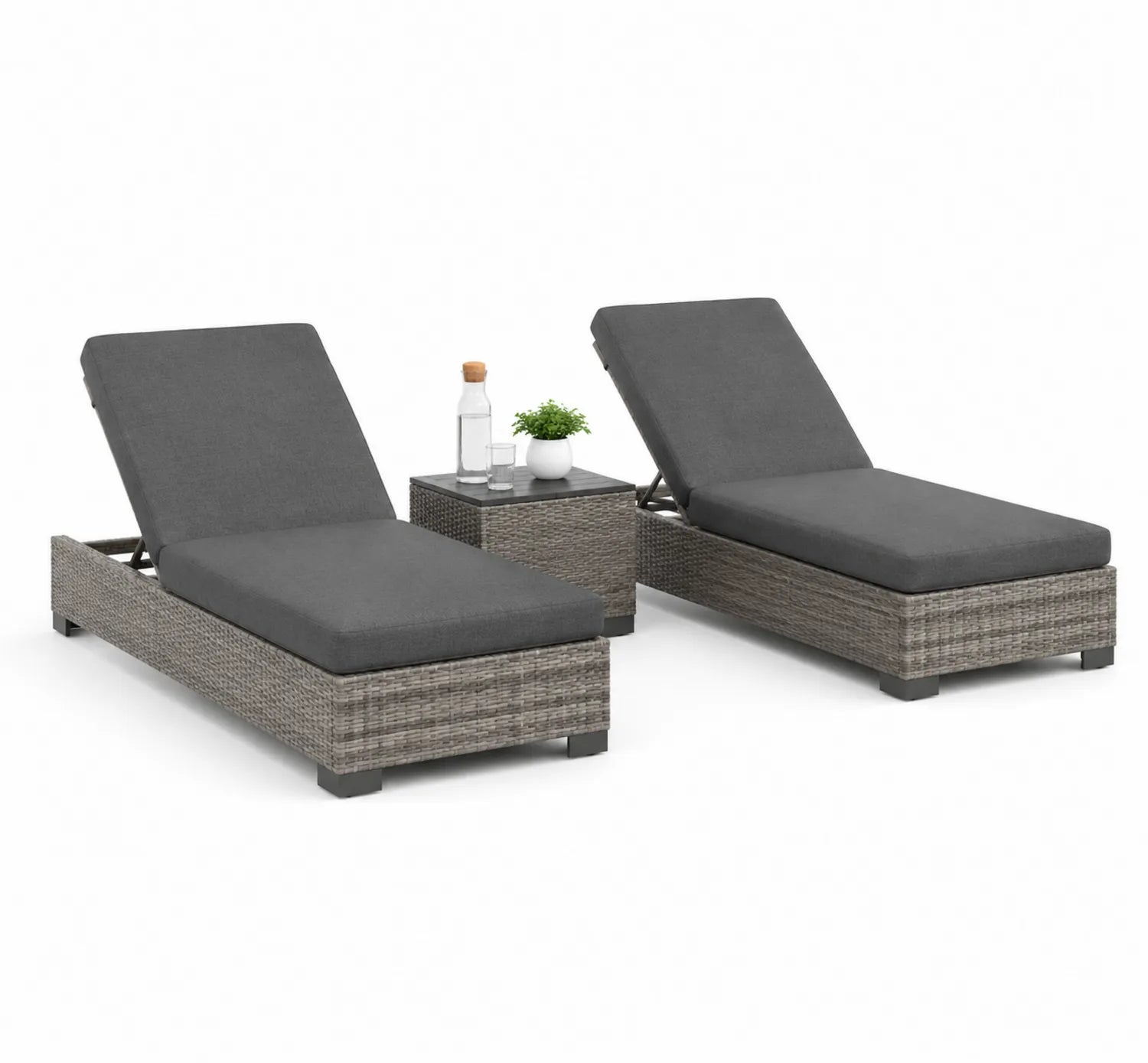 Set 2 Lettini da Sole in Rattan con Cuscini Grigi e Tavolino